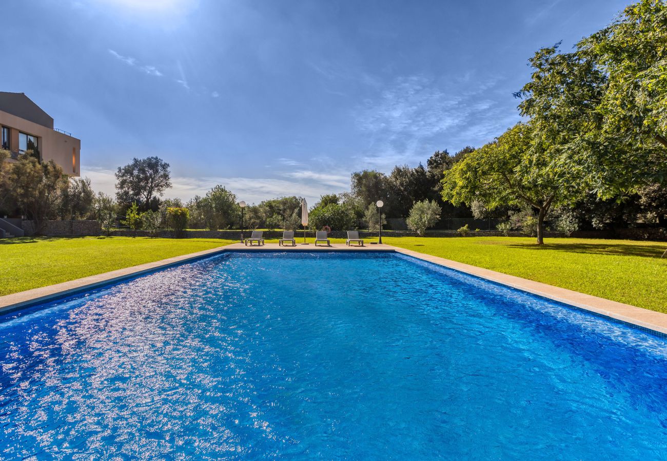 Ferienwohnung in Son Servera - Cala Bona Apartment mit Bergblick und Pool nahe dem Meer in Port Verd verfügbar für monatliche Vermietung