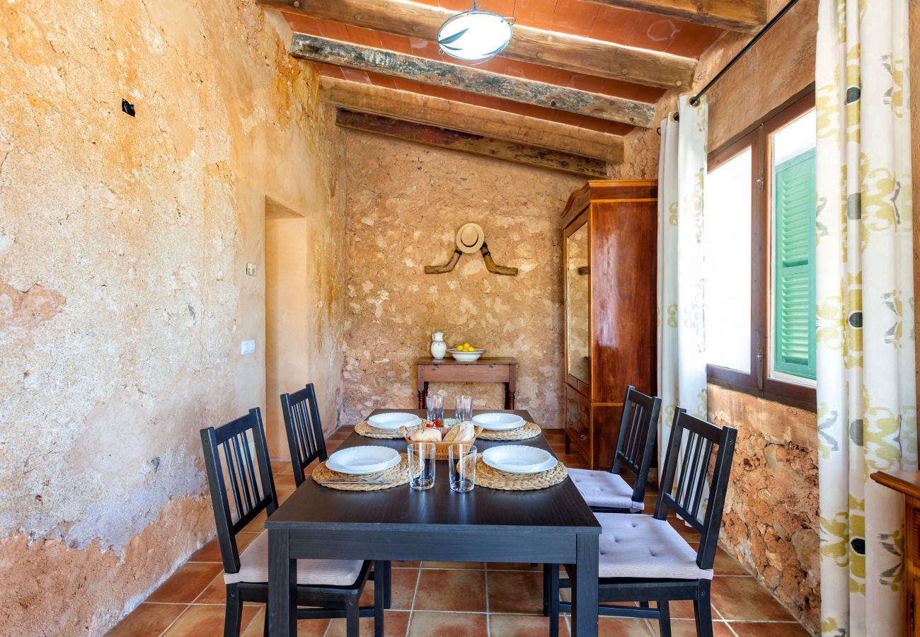 Finca en Santanyi - Alojamiento vacacional Casa Antigua con piscina en un entorno rural tranquilo cerca de Santanyi