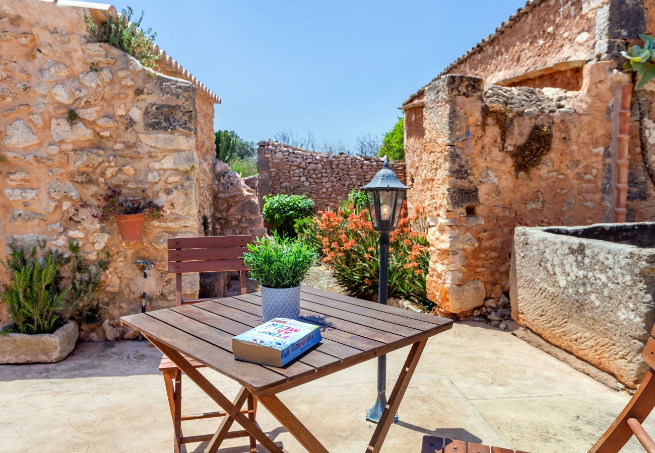 Finca en Santanyi - Alojamiento vacacional Casa Antigua con piscina en un entorno rural tranquilo cerca de Santanyi