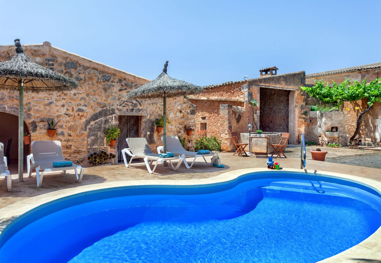 Finca en Santanyi - Alojamiento vacacional Casa Antigua con piscina en un entorno rural tranquilo cerca de Santanyi