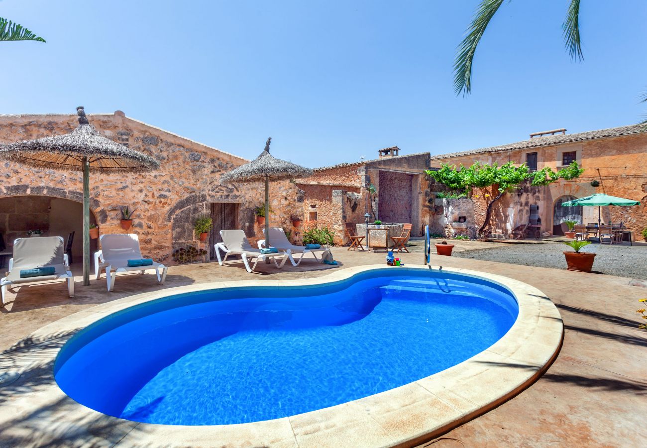 Finca en Santanyi - Alojamiento vacacional Casa Antigua con piscina en un entorno rural tranquilo cerca de Santanyi