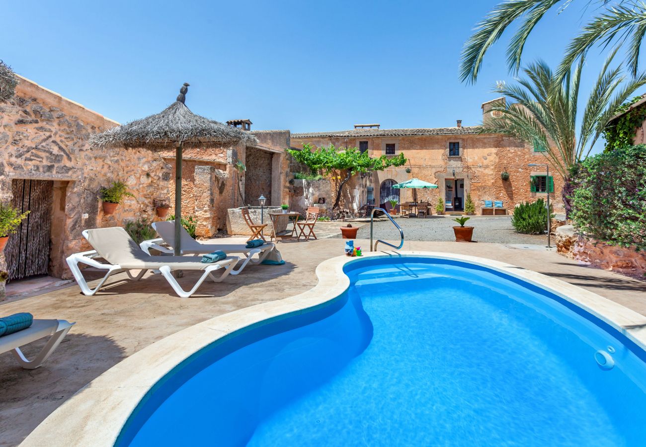 Finca en Santanyi - Alojamiento vacacional Casa Antigua con piscina en un entorno rural tranquilo cerca de Santanyi