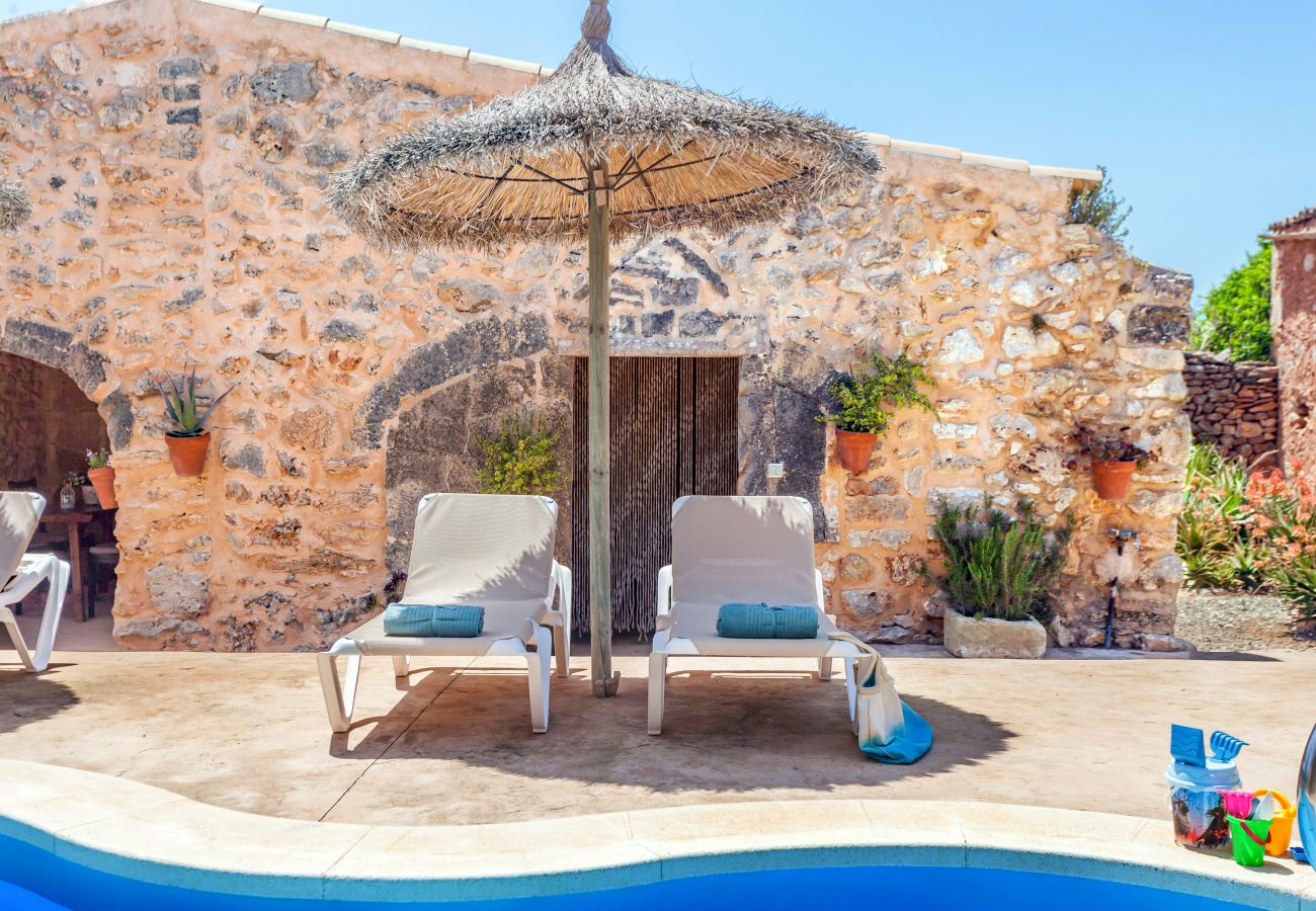 Finca en Santanyi - Alojamiento vacacional Casa Antigua con piscina en un entorno rural tranquilo cerca de Santanyi