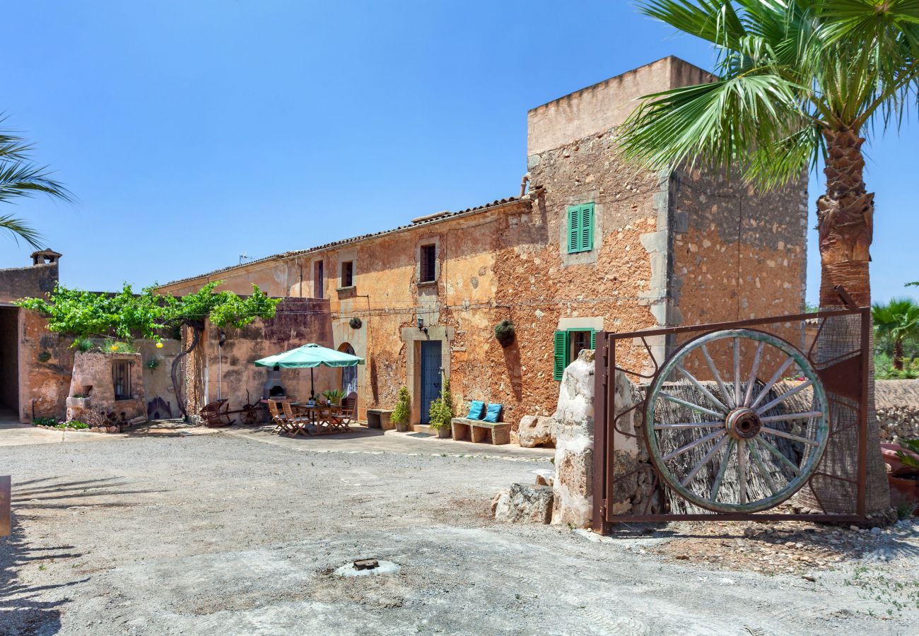 Finca en Santanyi - Alojamiento vacacional Casa Antigua con piscina en un entorno rural tranquilo cerca de Santanyi