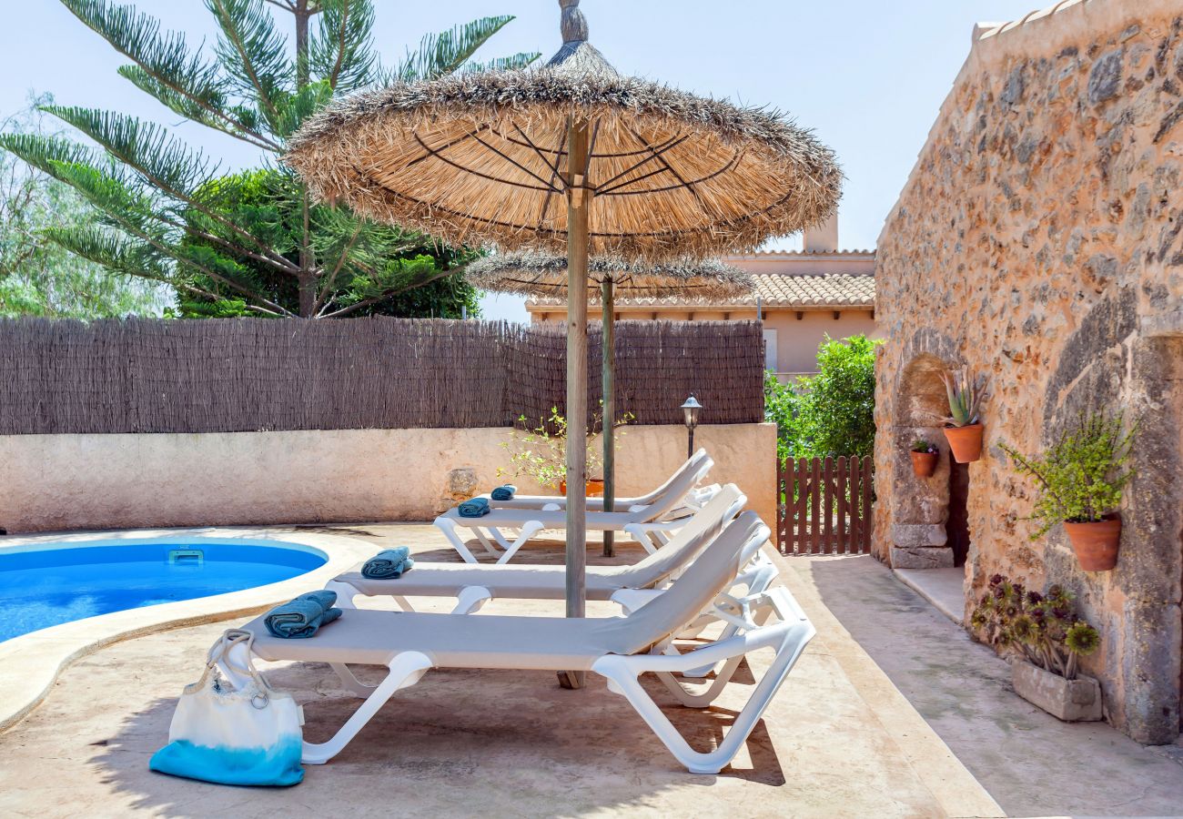 Finca en Santanyi - Alojamiento vacacional Casa Antigua con piscina en un entorno rural tranquilo cerca de Santanyi