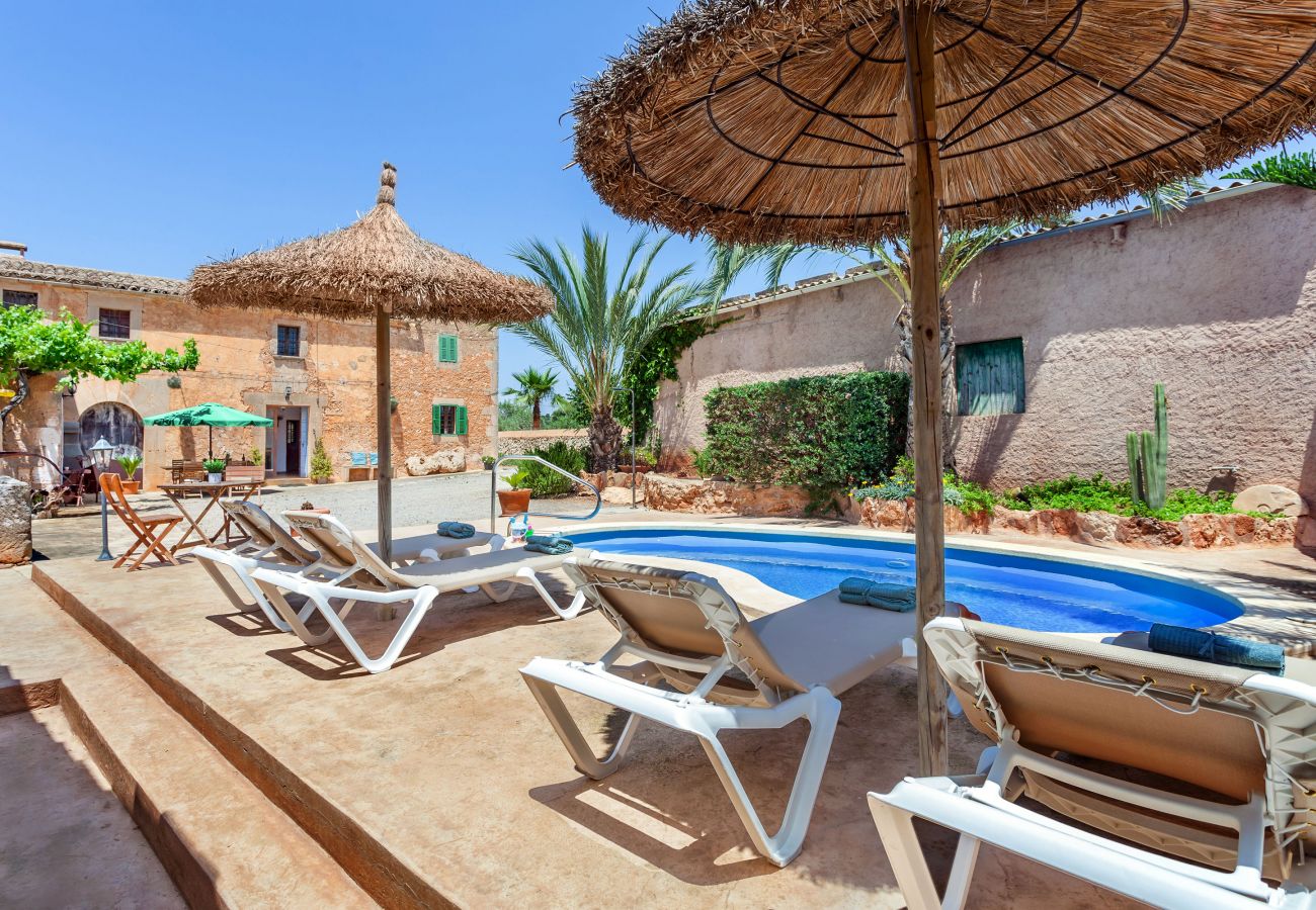 Finca en Santanyi - Alojamiento vacacional Casa Antigua con piscina en un entorno rural tranquilo cerca de Santanyi