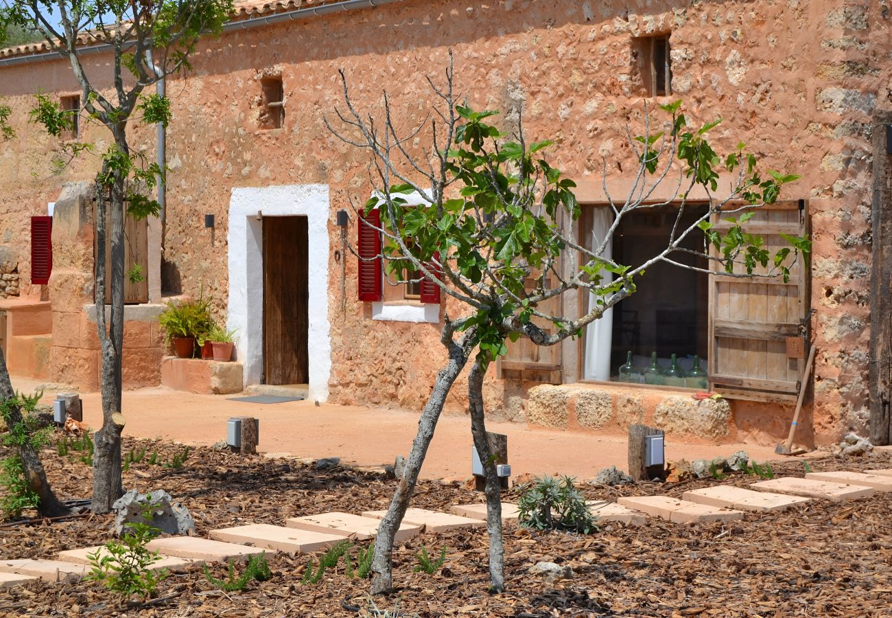 Casa rural en Llubi - Can Cortana 005 fantástica finca con piscina privada, zona infantil, ping pong y aire acondicionado