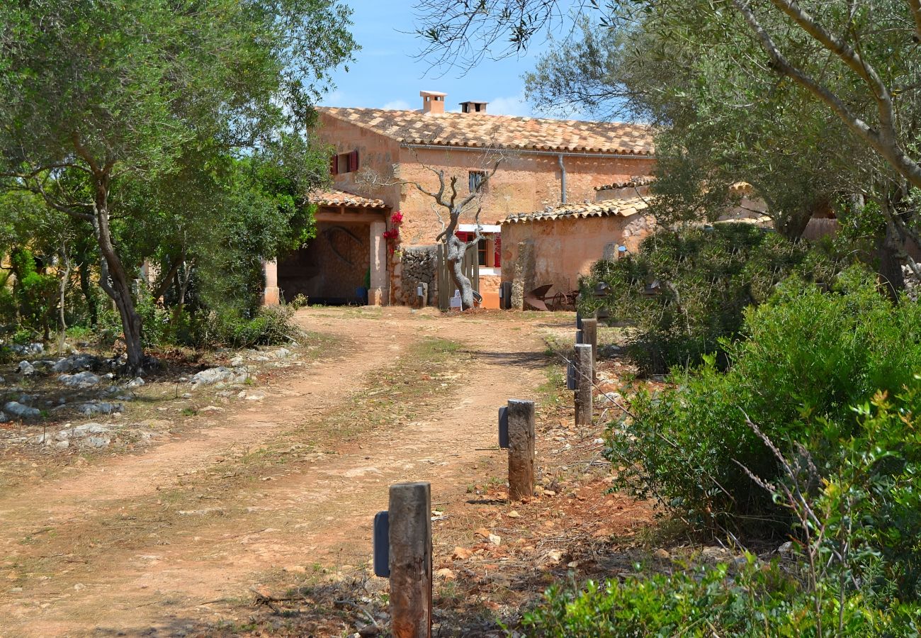 Casa rural en Llubi - Can Cortana 005 fantástica finca con piscina privada, zona infantil, ping pong y aire acondicionado