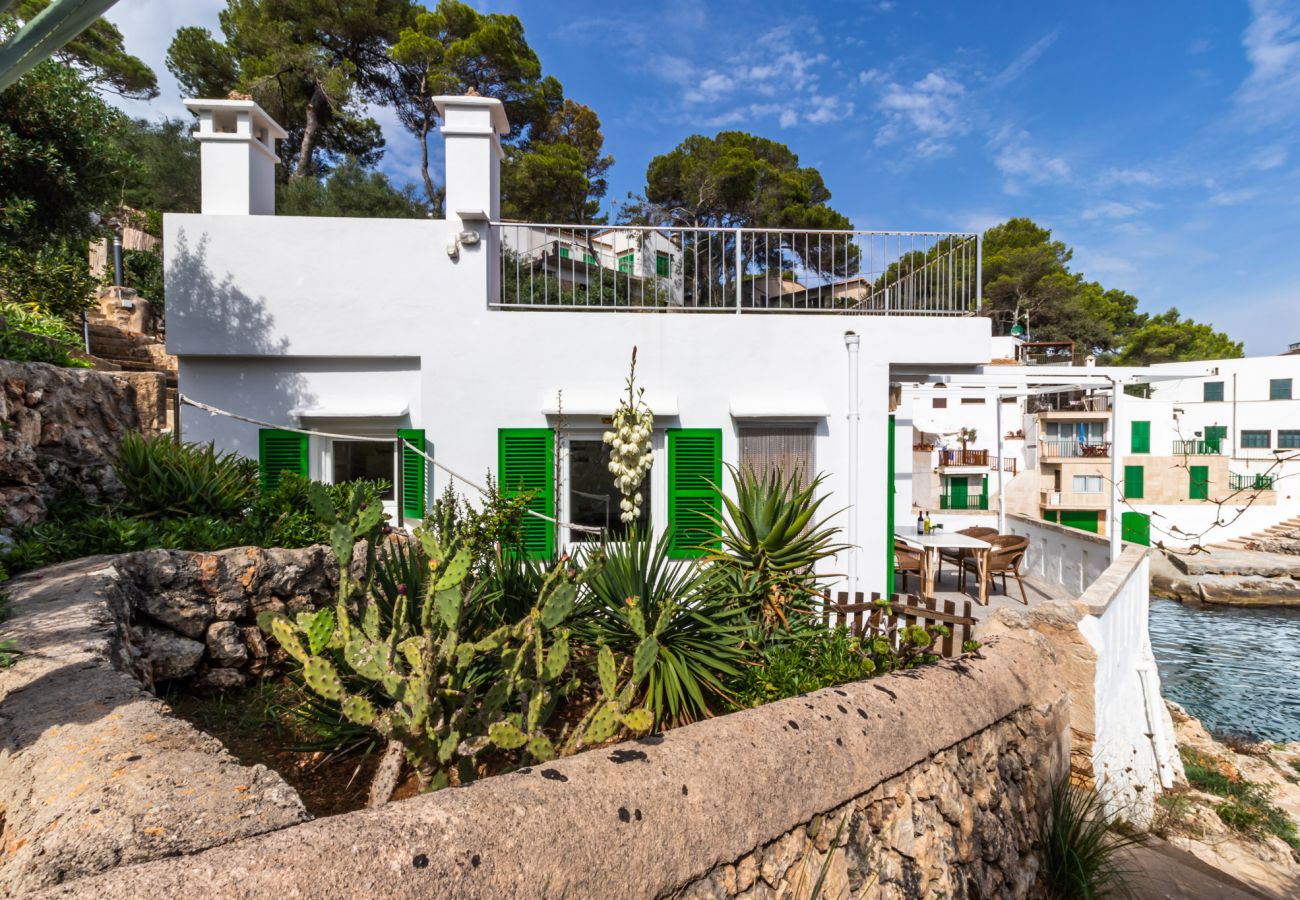 Vista de la casa para vacaciones Sa Barca con Cala Santanyi de fondo