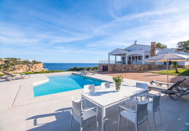 Villa en Cala Santanyi - Villa Can Ferrando casa vacacional en Cala Santanyi en primera línea de mar con lujo mediterráneo