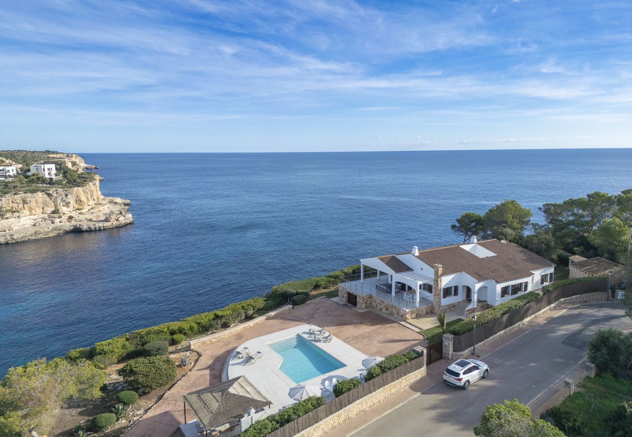 Villa en Cala Santanyi - Villa Can Ferrando casa vacacional en Cala Santanyi en primera línea de mar con lujo mediterráneo