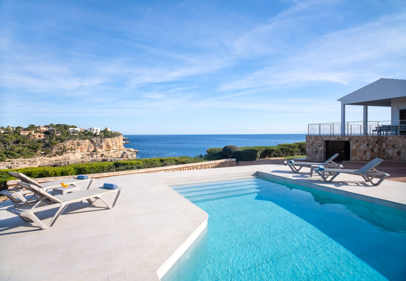 Villa en Cala Santanyi - Villa Can Ferrando casa vacacional en Cala Santanyi en primera línea de mar con lujo mediterráneo