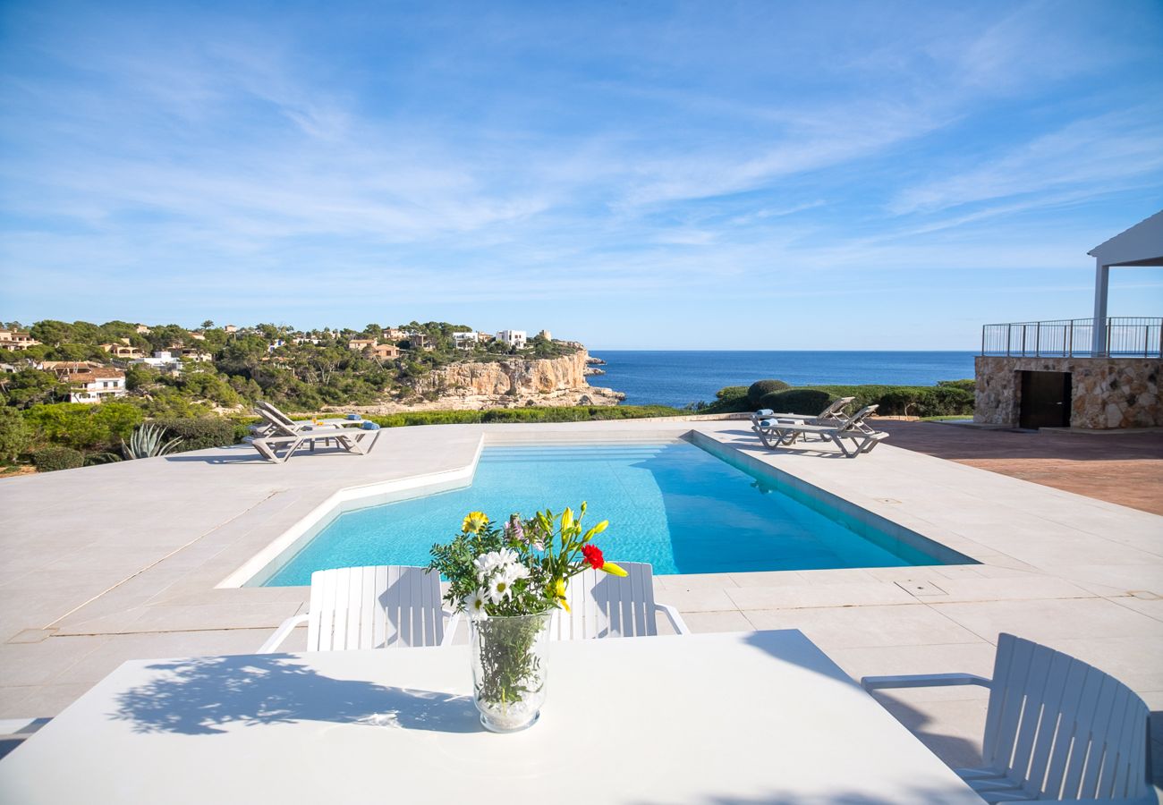 Villa en Cala Santanyi - Villa Can Ferrando casa vacacional en Cala Santanyi en primera línea de mar con lujo mediterráneo