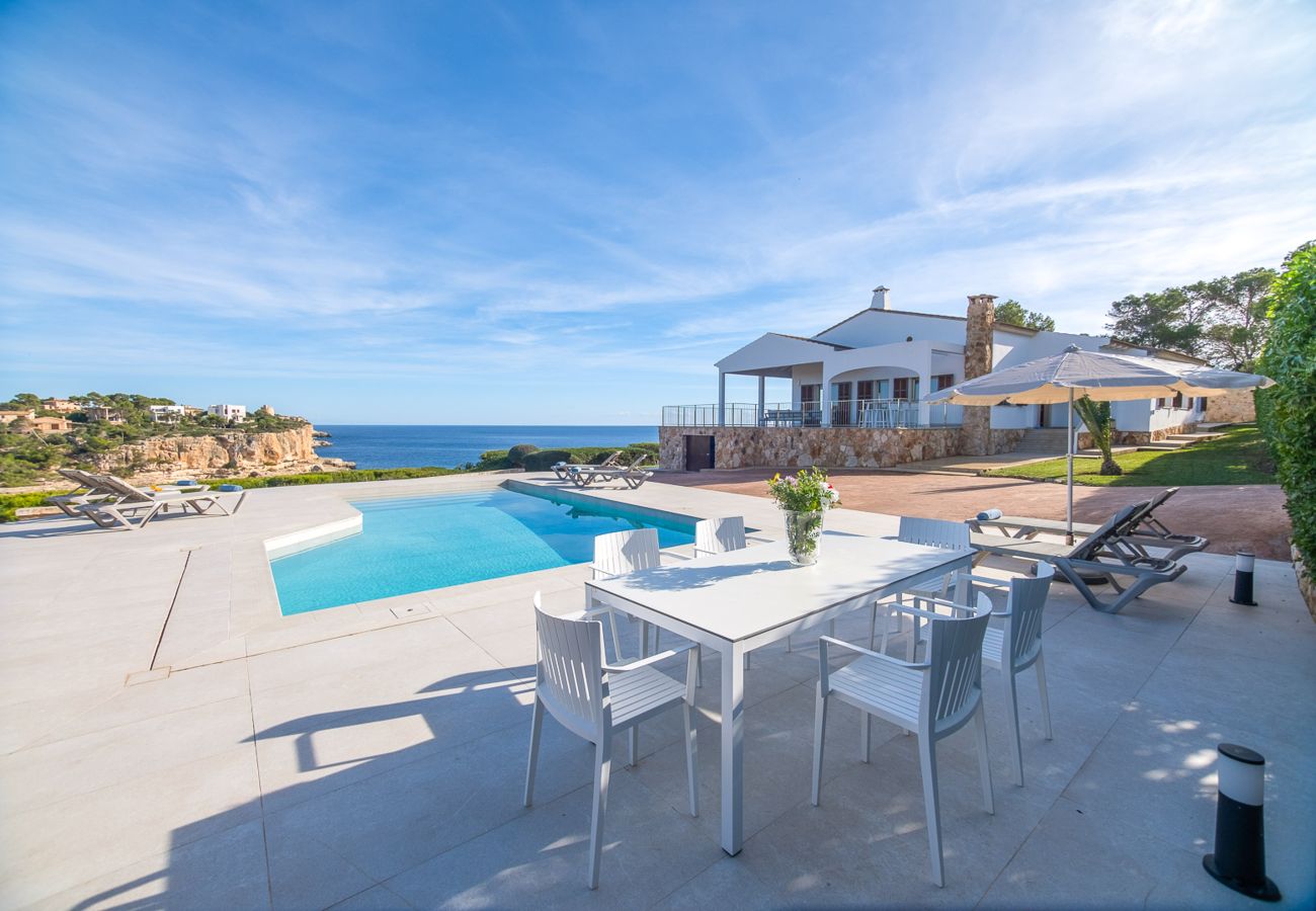 Villa en Cala Santanyi - Villa Can Ferrando casa vacacional en Cala Santanyi en primera línea de mar con lujo mediterráneo